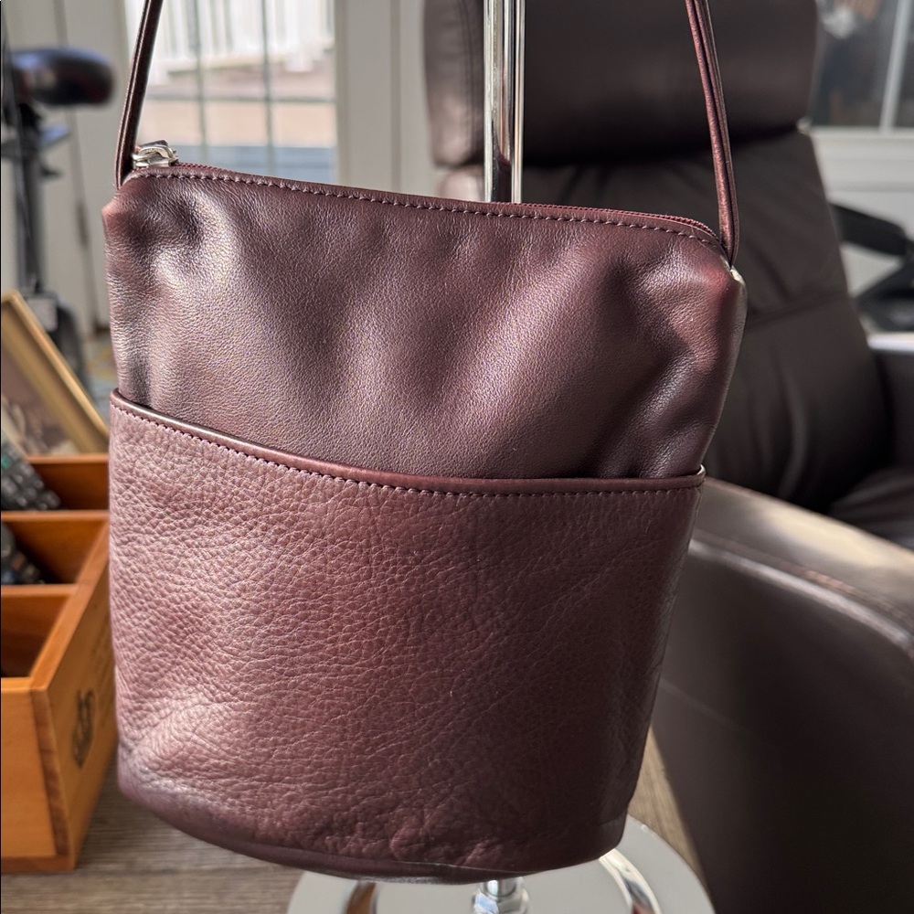 Sven Berkeley dark brown leather crossbody bucket bag, EUC. Made in the USA.